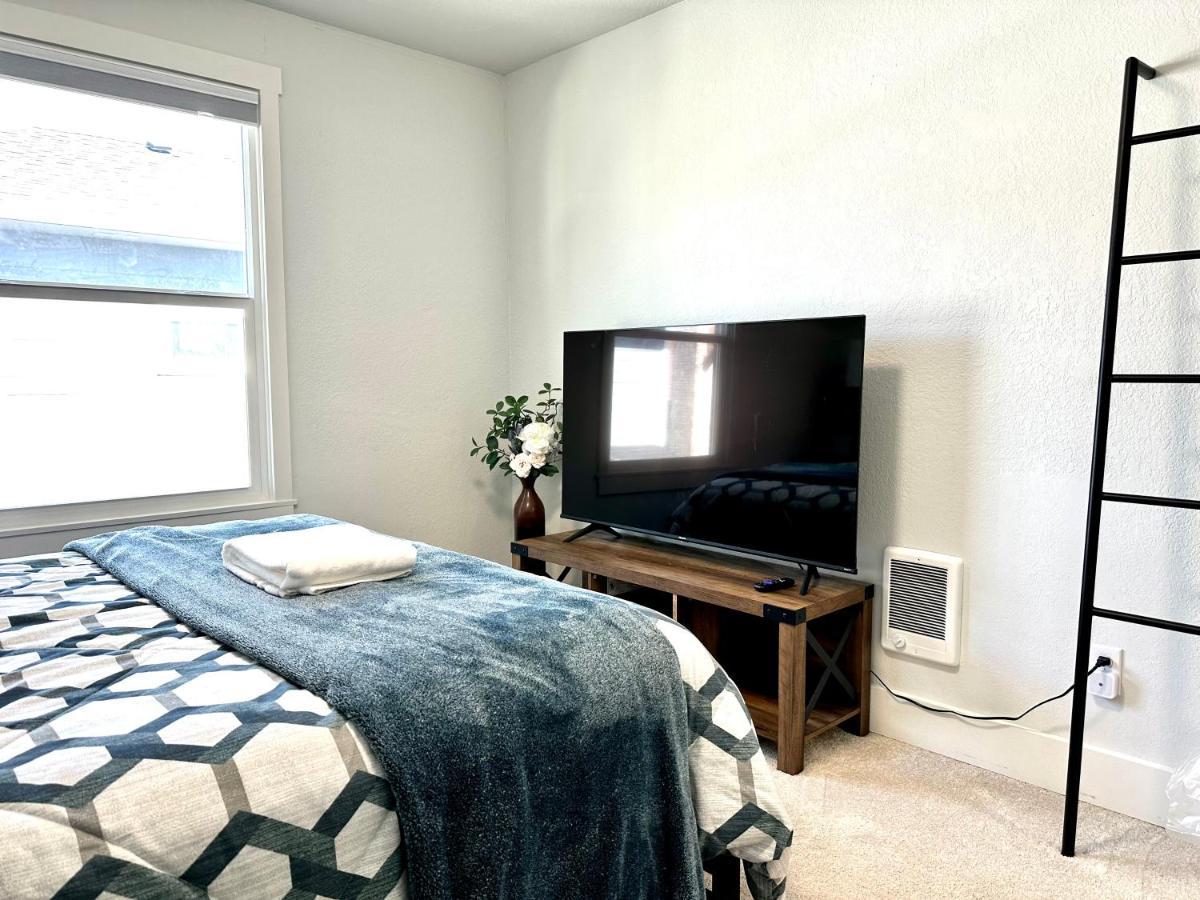 Tacoma 2 Bedrooms 1 Baths Sleep 5 With Compact Kitchen Esterno foto